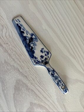 Vintage Delft Style Blue and White 9" Ceramic Pie or Cake Server